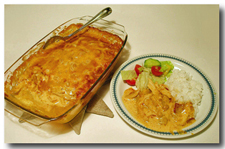 Flygande Jacob (Chicken & Banana Casserole) with rice and a green salad.